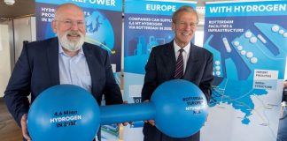 Wiceprzewodniczący Komisji Europejskiej Frans Timmerman i Allard-Castelein, dyrektor generalny zarządu portu w Rotterdamie