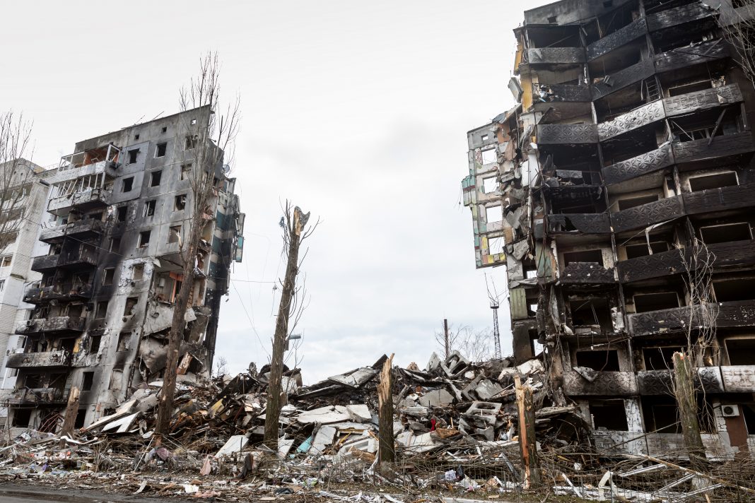 Zniszczone przez Rosjan budynki w Borodiance, Ukraina
